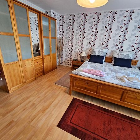 A Large Fully Furnished Private Apartment Линц-ам-Райн Экстерьер фото